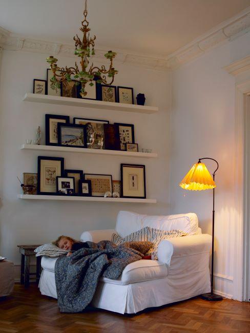 fauteuil futon large et moelleux, liseuse champêtre, déco murale faite des cadres photo