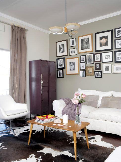 murs gris, canapé blanc, mur des photos