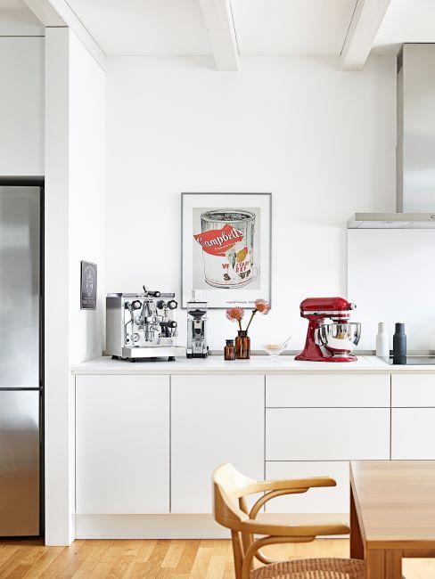 Cuisine blanche avec cadre photo sur le mur, appareils KitchenAid