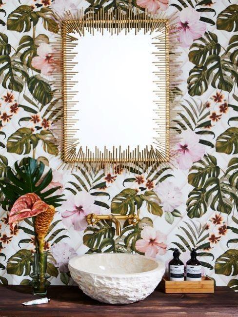 mur toilette avec papier peint tropical, vasque et miroir doré