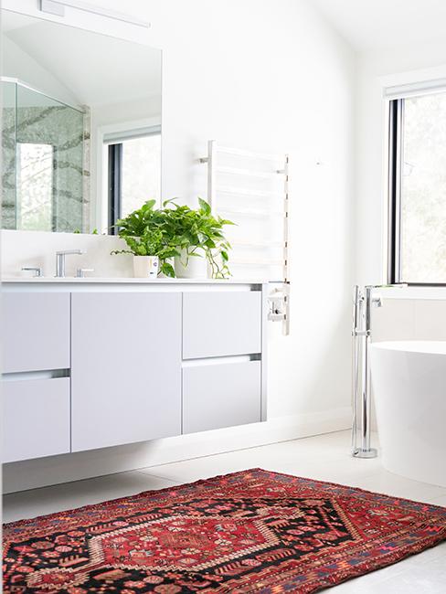 salle de bain avec meuble blanc et tapis rouge vintage