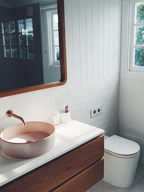 toilette avec meuble en bois et vasque rose pastel