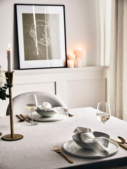 salle à manger grège, déco cadres et bougies, bougeoir sur pied