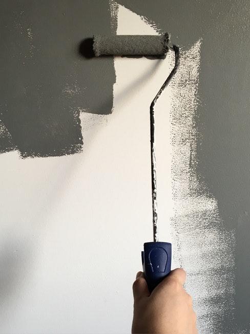 rouleau de peinture avec peinture ardoise sur mur blanc