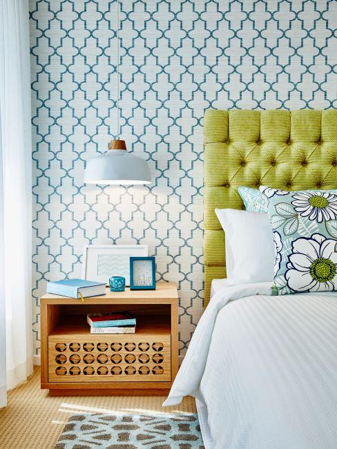 chambre à coucher rétro, tête de lit verte, capitonnée, tapisserie, papier peint géométrique
