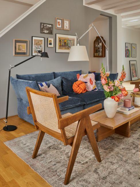salon design coloré avec meubles cannage