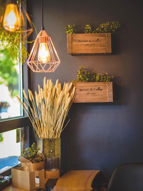 mur gris avec des cagettes en bois accrochées