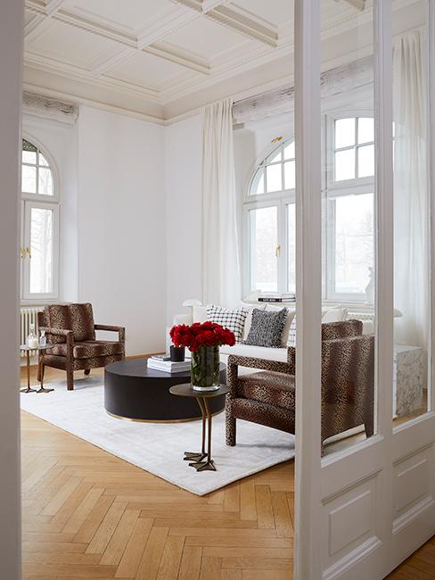 Salon style vintage chic avec fauteuil avec motif animalier, tapis blanc et canapé beige