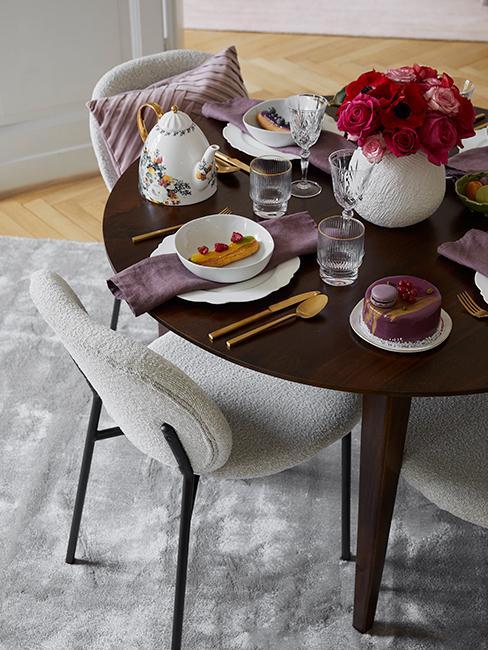 déco de table avec vaiselle blanche, couvert doré et bouque de fleurs rouges