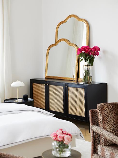 chambre avec meuble tendance en cannage avec miroirs baroques dorés