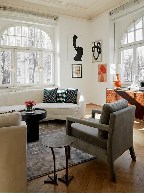 salon style vintage chic avec fauteuil beige, canapé blanc courbé