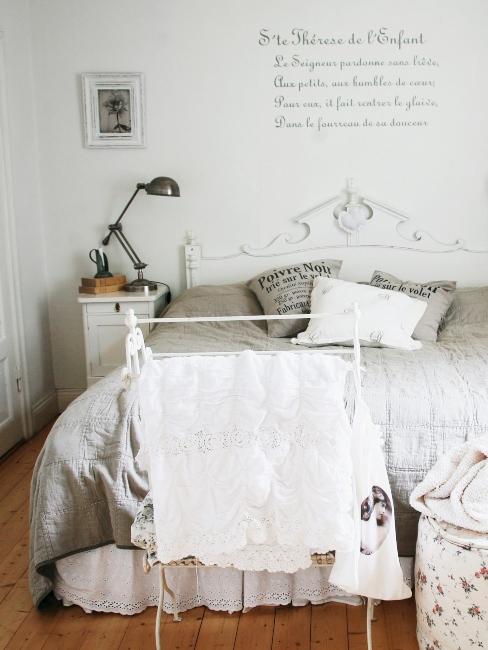 chambre à coucher vintage avec décoration shabby chic et stickers muraux