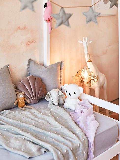 chambre enfant avec petit lit blanc et coussins coquillage chez Delia Lachance