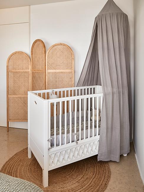 chambre bébé avec lit bébé blanc et paravent chez Delia Lachance