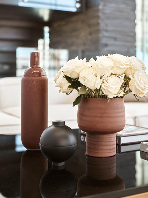 3 vases posés sur un plan de travail