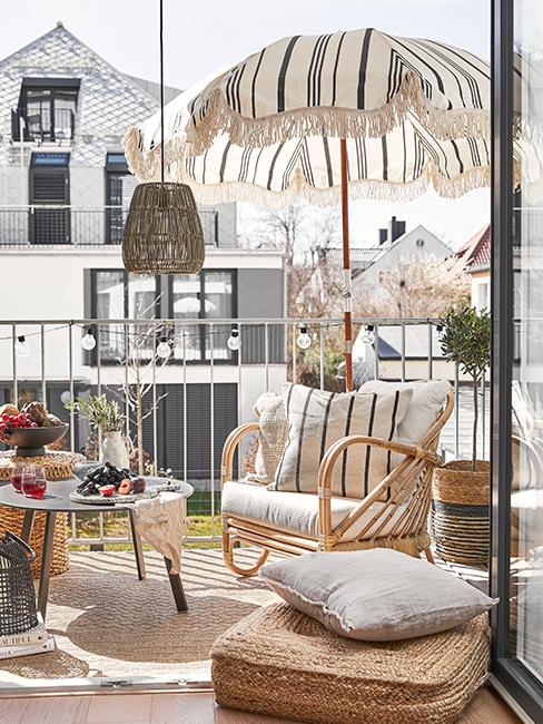 balcon style boho avec fauteuil en rotin et parasol
