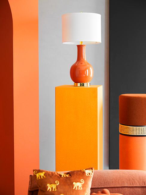 podium orange avec lampe orange et abat jour blanc