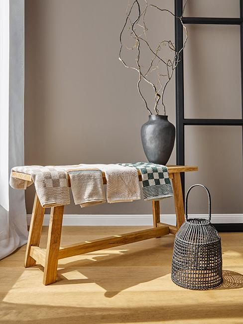 banc en bois avec serviettes posées