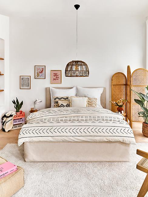 chambre avec grand lit et déco boho