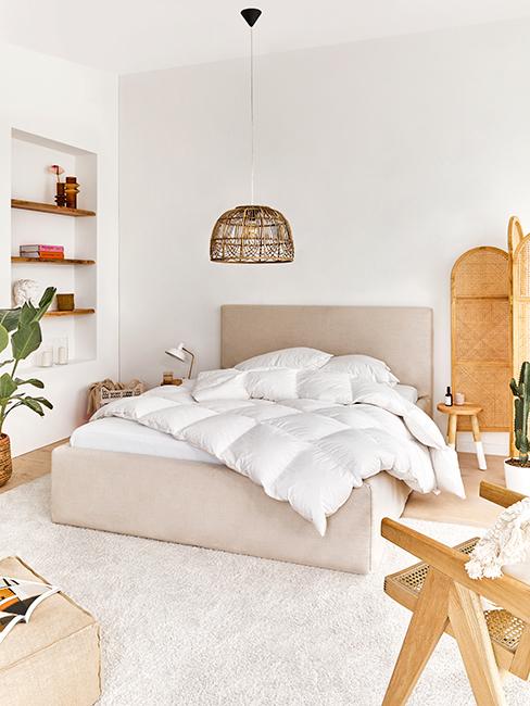 chambre avec grand lit et déco boho
