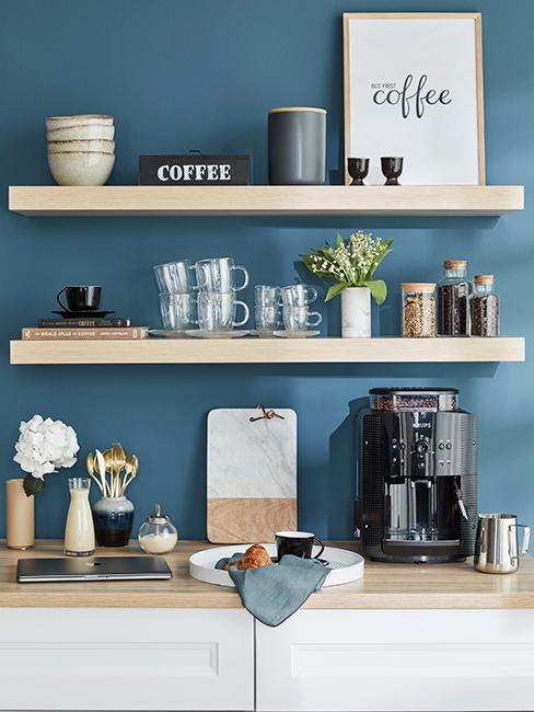 coin café avec étagères en bois et mur bleu