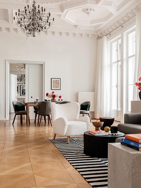 salon et salle à manger avec tapis noir et blanc et luste westwing collection retro artsy