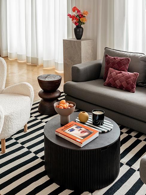 salon avec table basse noir et tapis noir et blanc westwing collection retro artsy