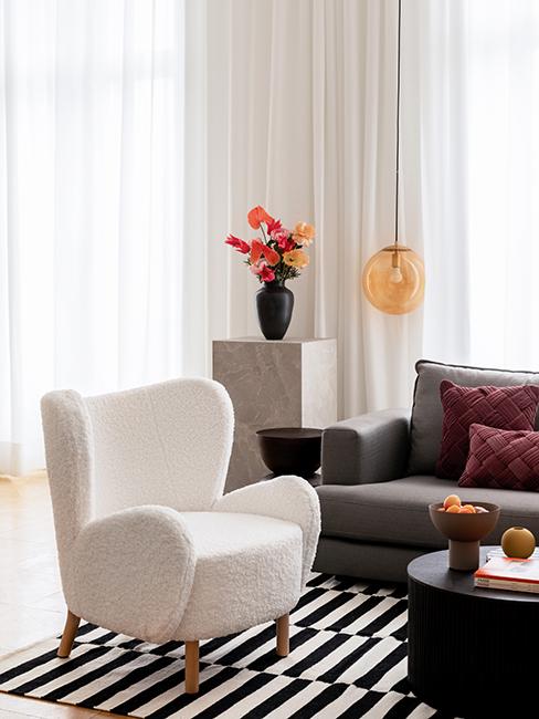 salon avec fauteuil blanc et tapis noir et blanc westwing collection retro artsy