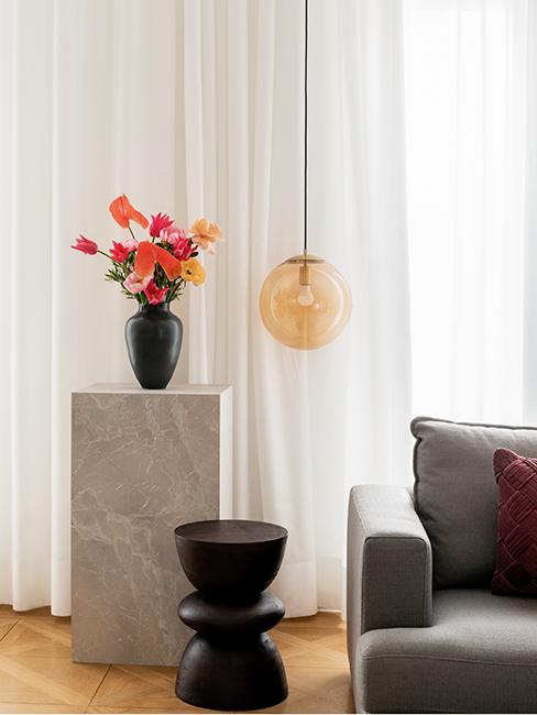 table d'appoint noir, luminaire rond jaune westwing collection retro artsy