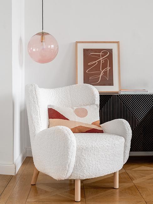 fauteuil blanc avec coussin multicole et suspension ronde rose westwing collection retro artsy