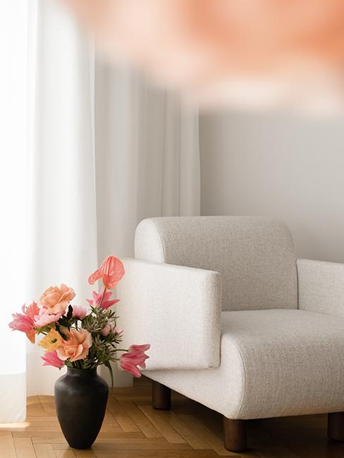 fauteuil blanc avec bouquet de fleurs westwing collection retro artsy