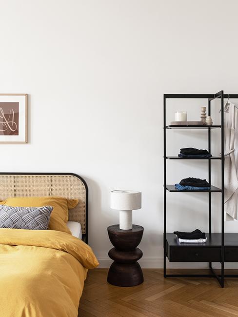 chambre avec lit jaune, table de chevet noir et étagère noir westwing collection retro artsy