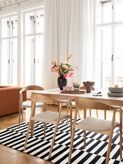 salle à manger avec table et chaises en bois westwing collection retro artsy