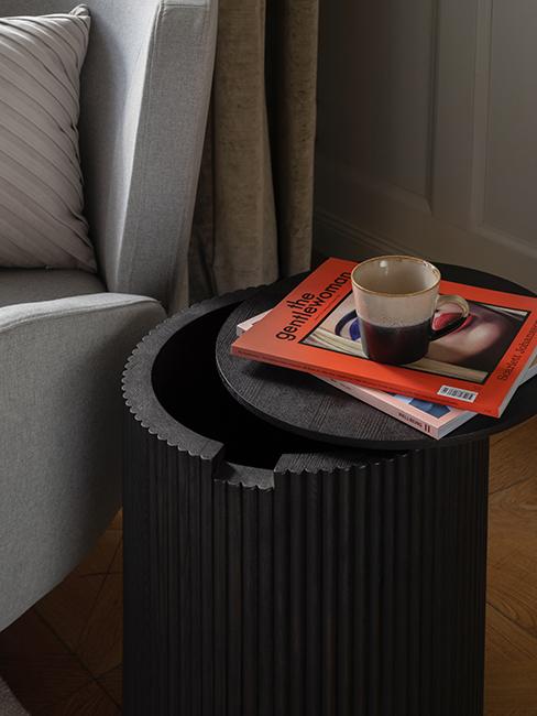 table basse ronde avec magazines rétro westwing collection retro artsy