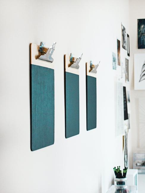 mur blanc avec clipboard turquoise accrochés