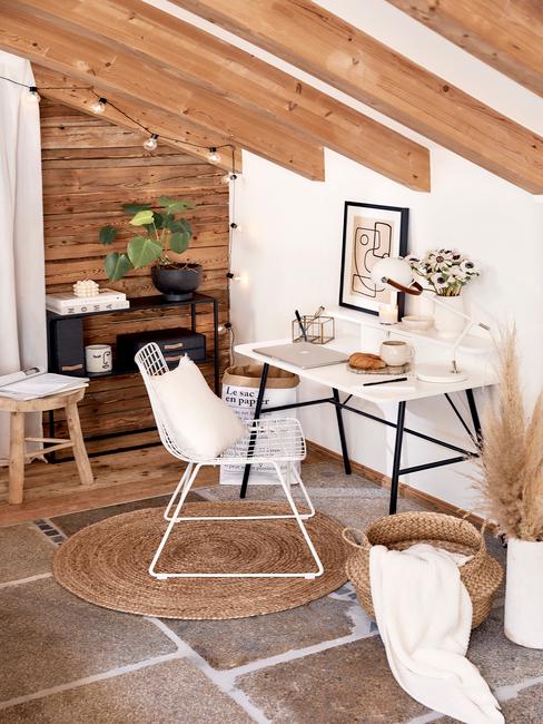 bureau avec mur en bois