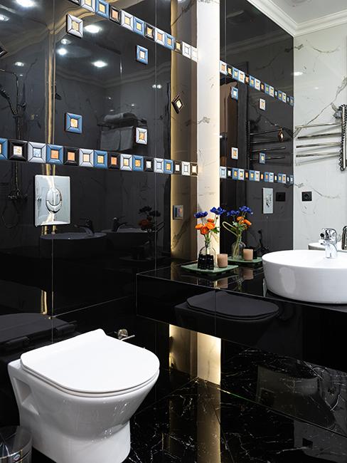 WC blanc avec mur noir