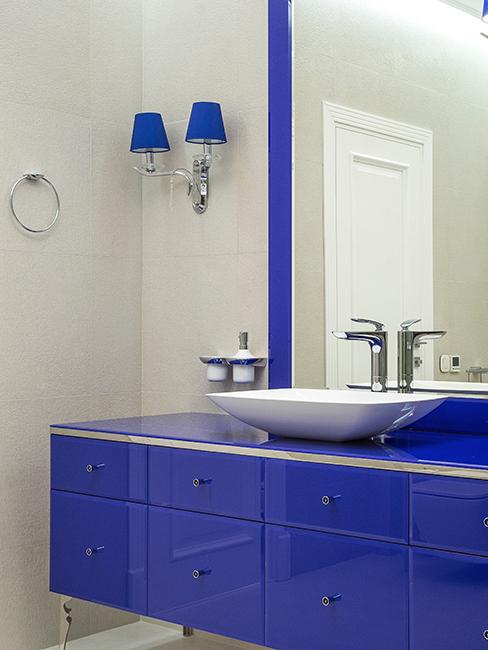 salle de bain avec meuble bleu