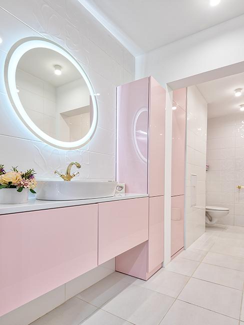 salle de bain avec meubles roses