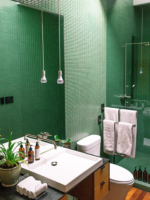 toilette avec carrelage vert