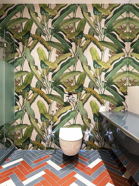 toilette avec papier peint tropical