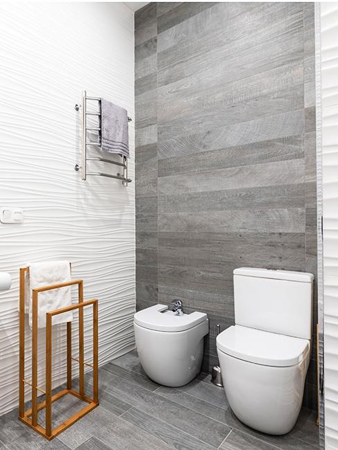 roilette avec mur en carrelage gris et blanc