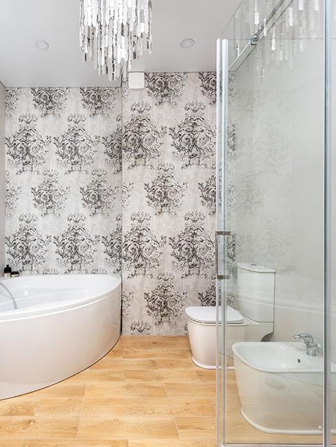 toilette avec papier peint gris et blanc