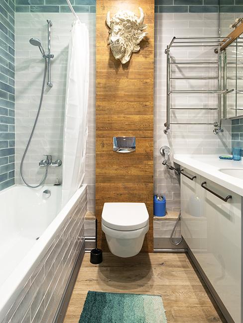 toilette avec mur en bois