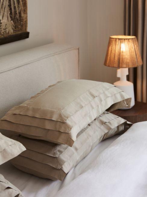 Cousin beige, coussin grège, lampe de chevet