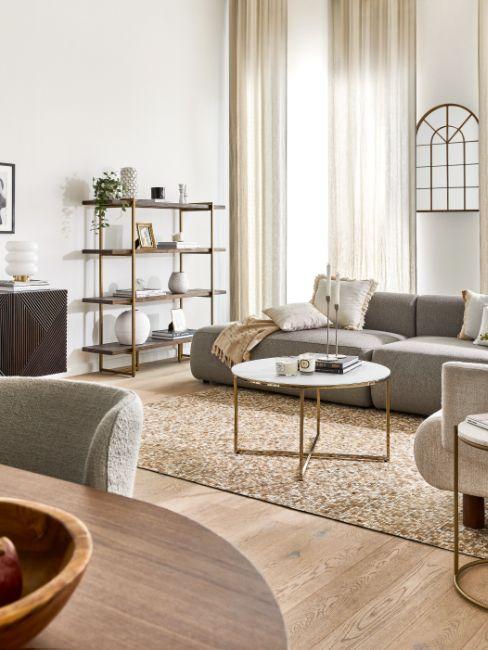 Salon beige et grège, canapé, table chaise, étagère