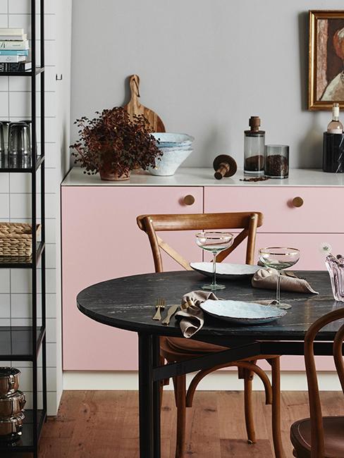 cuisine avec meuble rose et table ovale en bois