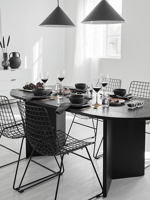 table ovale noir avec chaises en metal