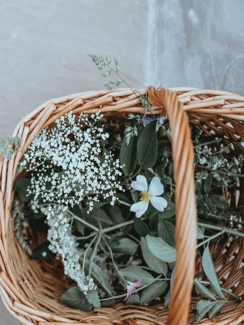 Panier en osier avec fleurs sauvages