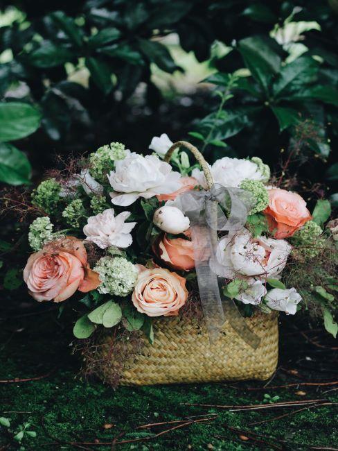 panier avec composition florale de roses